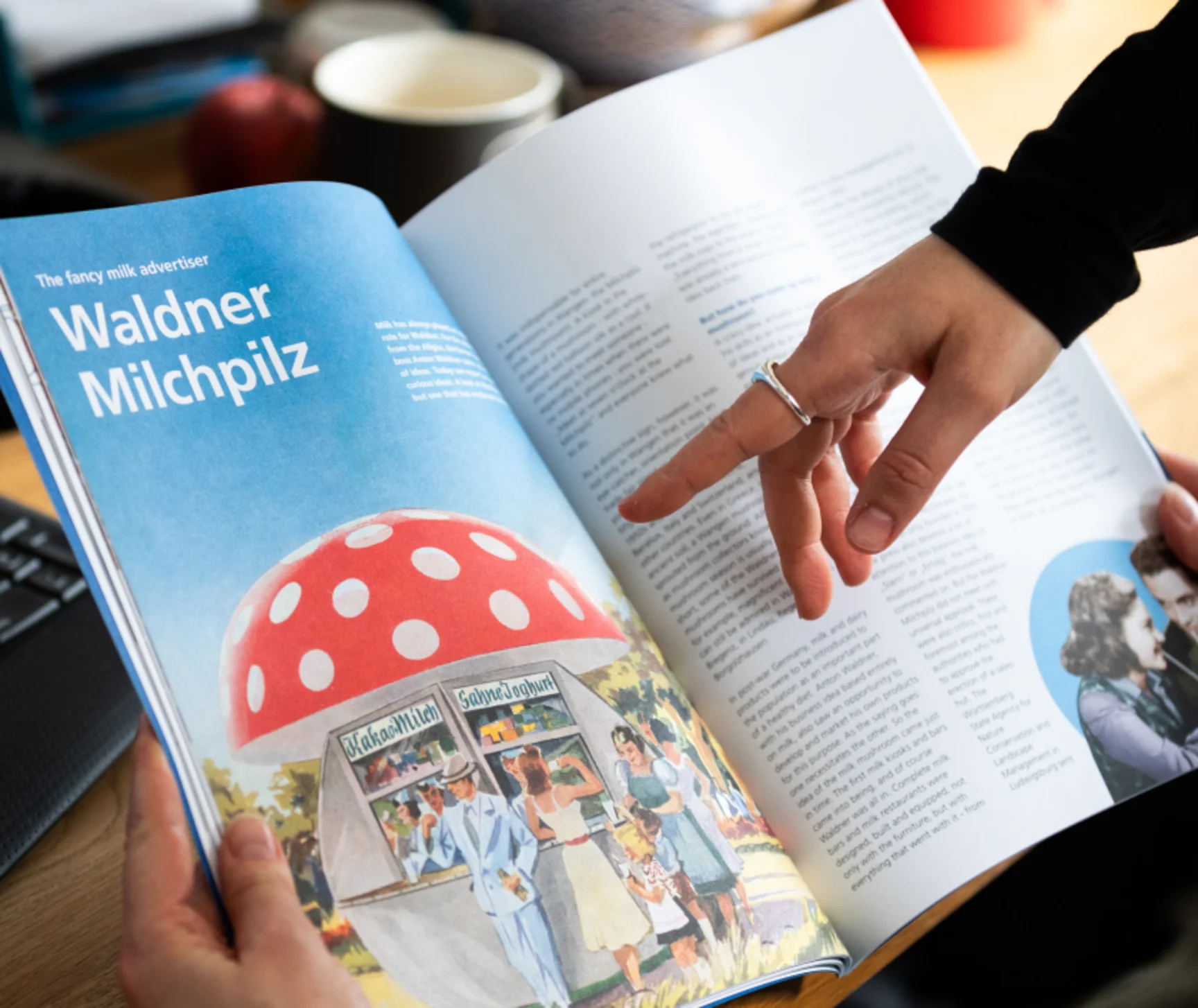 Geöffnete Broschüre mit farbigen Illustrationen und redaktionellen Inhalten.