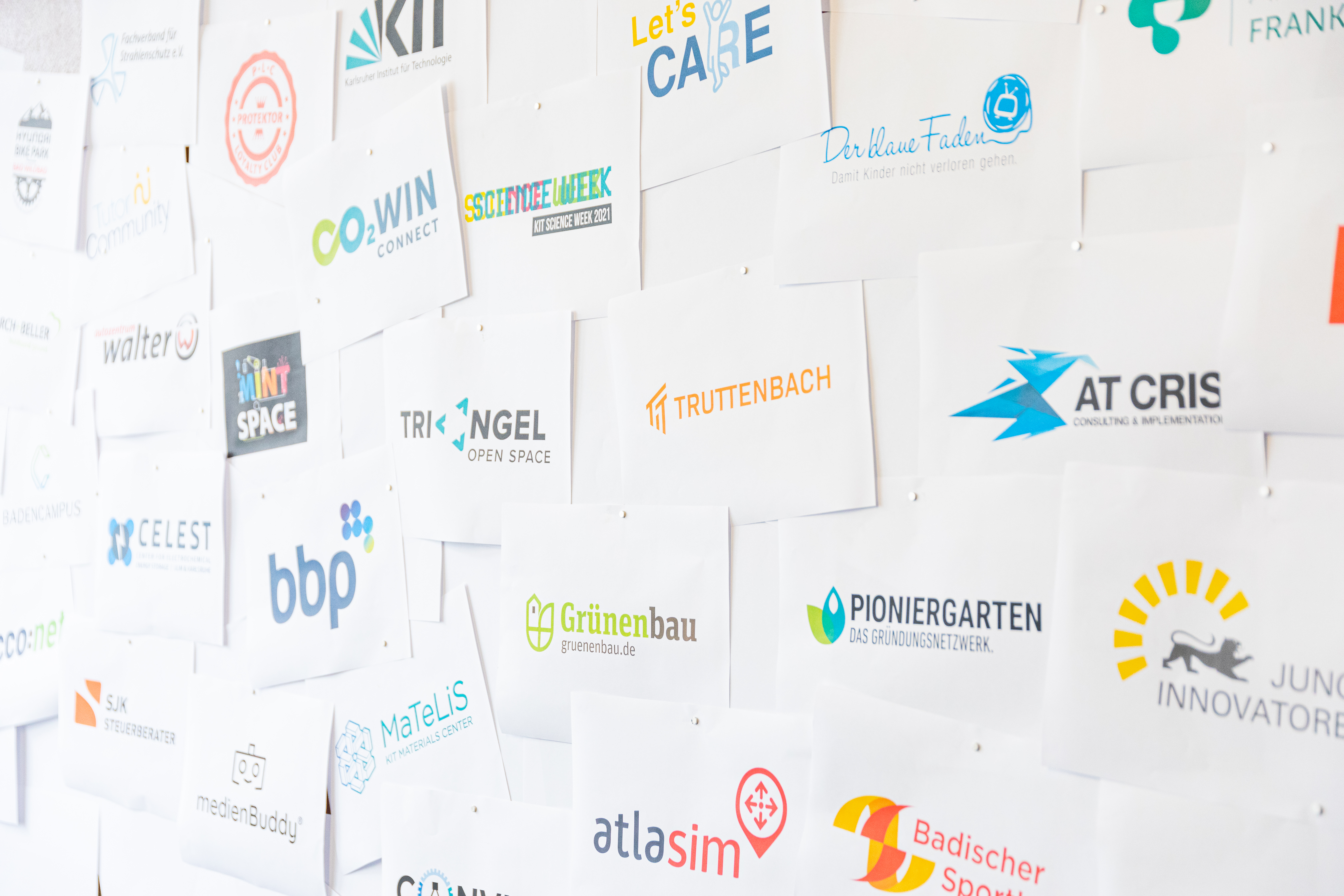 Auswahl verschiedener von DER PUNKT entwickelter Logos und Markenauftritte.